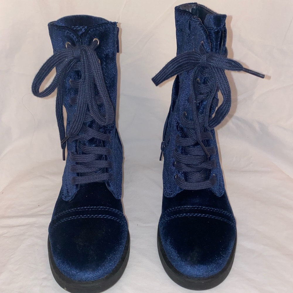 A CO WOMEMS BOOTS SZ 7.5 BLUE VELVET